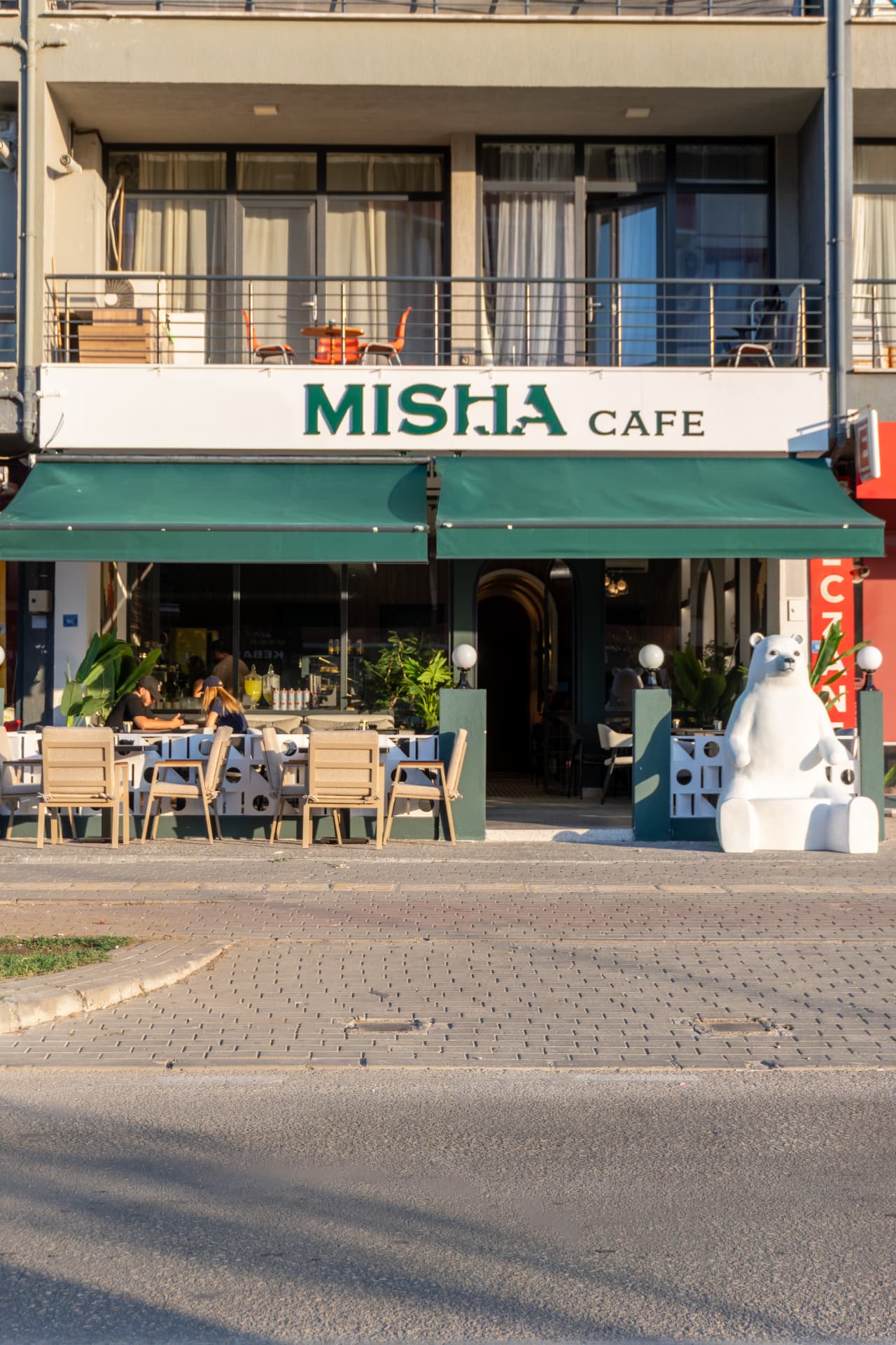 MISHA Cafe dış cephesi ve beyaz ayı heykeli
