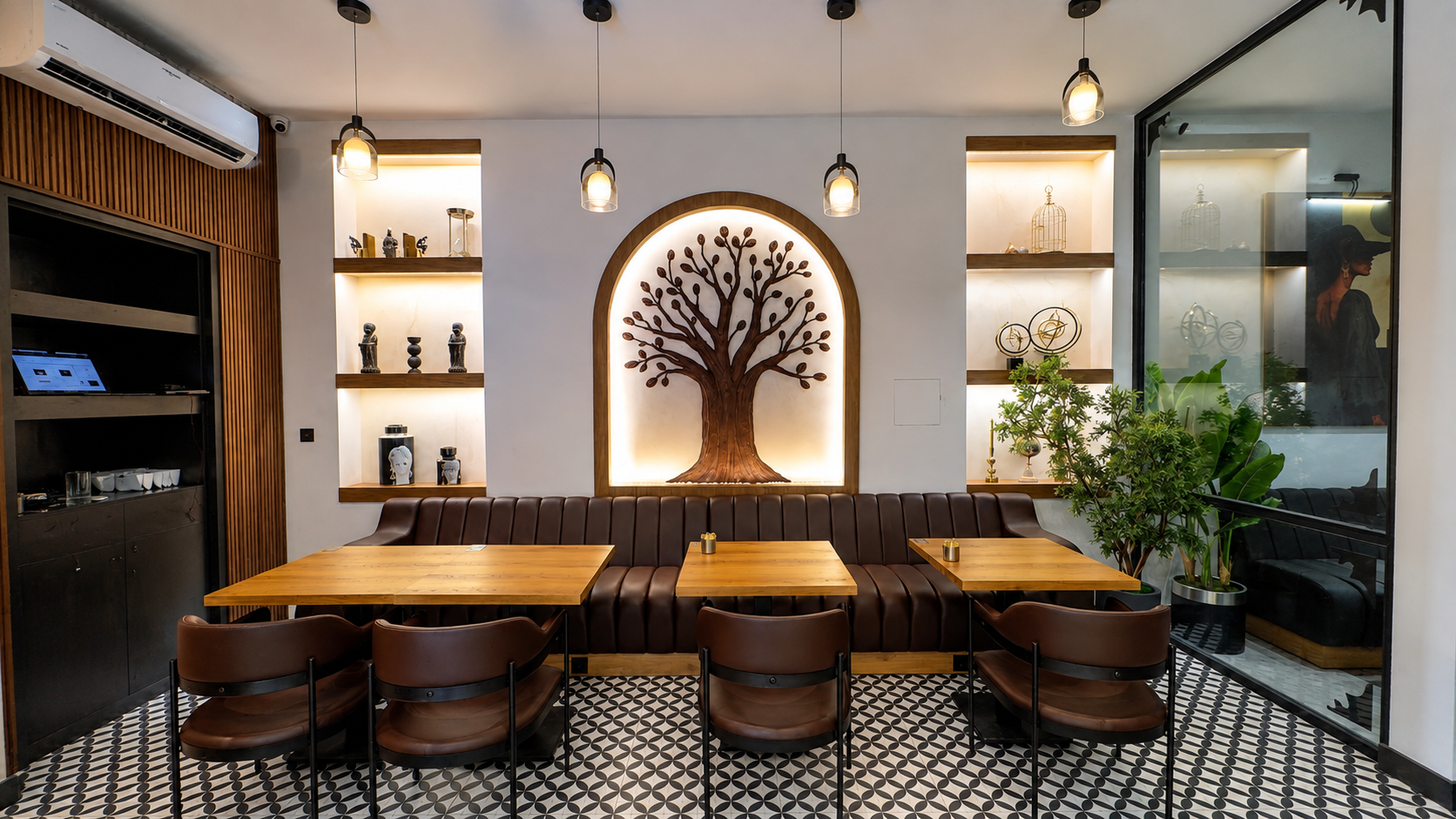 MISHA Cafe iç mekanı, ağaç motifli duvar sanatı, deri koltuklar ve ahşap masalar